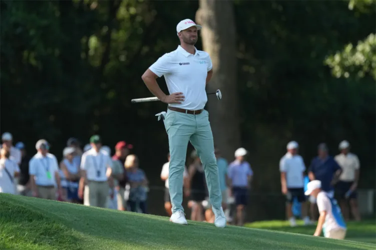 Clark builds 1-shot lead in BMW